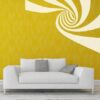 Primer izgleda bele samolepilne stenske nalepke Spirala 1 na rumeni steni v dnevni sobi.