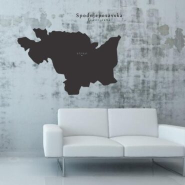 Primer izgleda črne samolepilne stenske nalepke Srednje - posavska na sivi steni v dnevni sobi.