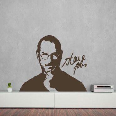 Primer izgleda čokoladno rjave samolepilne stenske nalepke Steve Jobs na sivi steni v dnevni sobi.