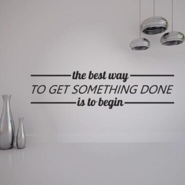 Primer izgleda črne samolepilne stenske nalepke The best way na beli steni v dnevni sobi. Nalepka je napis, ki se glasi: The best way TO GET SOMETHING DONE is to begin.