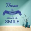 Primer izgleda vijolične samolepilne stenske nalepke There is na modri steni v dnevni sobi. Nalepka je napis, ki se glasi: There is always a reason to smile.