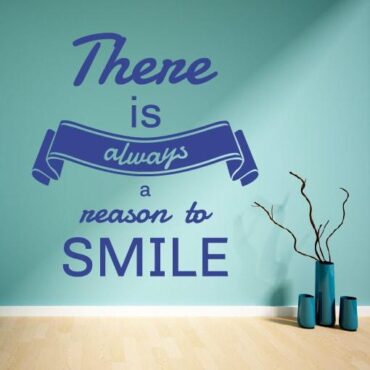 Primer izgleda vijolične samolepilne stenske nalepke There is na modri steni v dnevni sobi. Nalepka je napis, ki se glasi: There is always a reason to smile.