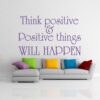 Primer izgleda vijolične samolepilne stenske nalepke Think positive na beli steni v dnevni sobi. Nalepka je napis, ki se glasi: Think positive & positive things WILL HAPPEN.