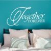 Primer izgleda bele samolepilne stenske nalepke Together Forever na turkizno zeleni steni v spalnici. Nalepka je napis, ki se glasi: Together Forever.