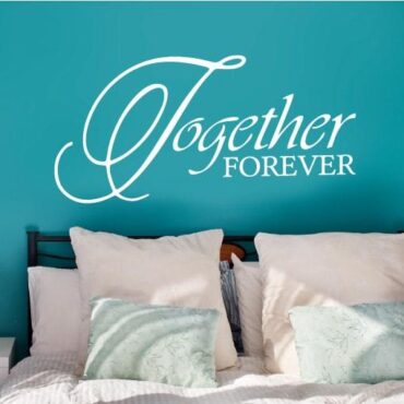 Primer izgleda bele samolepilne stenske nalepke Together Forever na turkizno zeleni steni v spalnici. Nalepka je napis, ki se glasi: Together Forever.