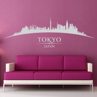 Primer izgleda bele samolepilne stenske nalepke Tokyo ukrivljen na roza steni v dnevni sobi.