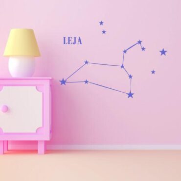 Primer vijolične otroške stenske nalepke horoskop lev.