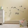 Primer otroške stenske nalepke horoskop vodnar z imenom Pia.