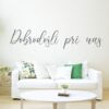 Primer družinske stenske nalepke Dobrodošli pri nas na steni v dnevni sobi