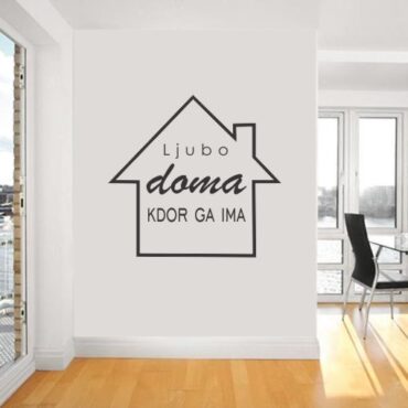 Primer družinske stenske nalepke Ljubo doma kdor ga ima hiška