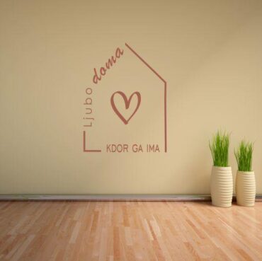Primer družinske stenske nalepke Ljubo doma kdor ga ima srček