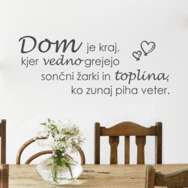 Primer stenske nalepke Dom je kraj, kjer vedno grejejo sončni žarki in toplina, ko zunaj piha veter.