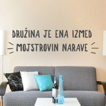 Primer slovenske stenske nalepke Družina je ena izmed mojstrovin narave