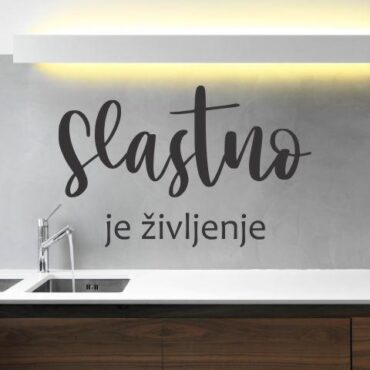 Primer stenske nalepke Slastno je življenje v kuhinji
